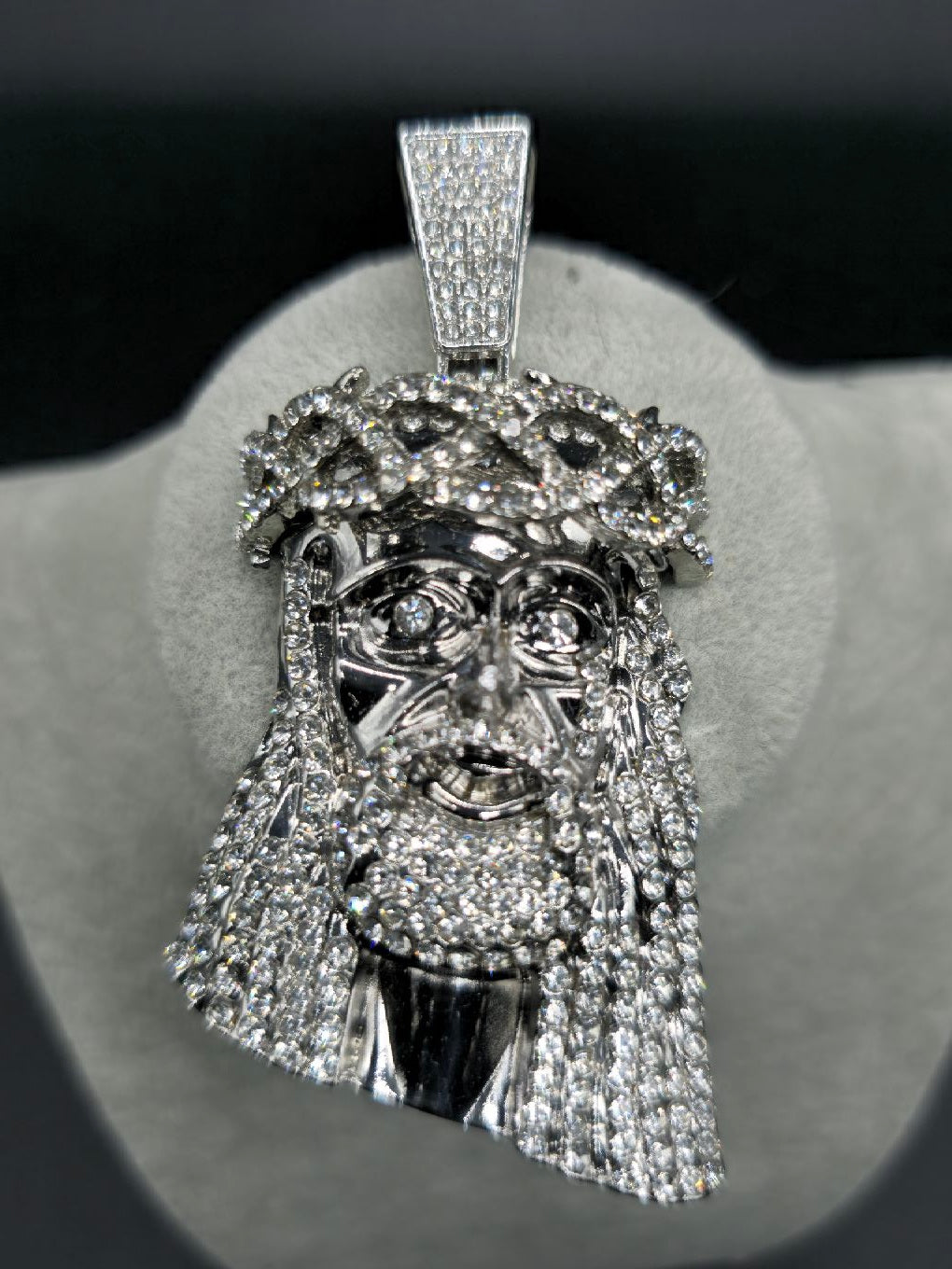 Cristo pendant ice