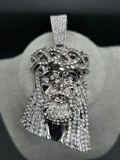 Cristo pendant ice