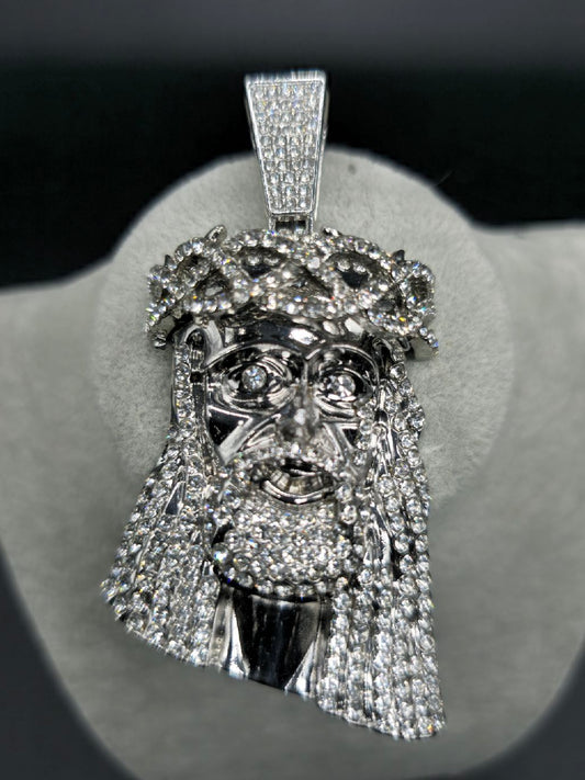 Cristo pendant ice