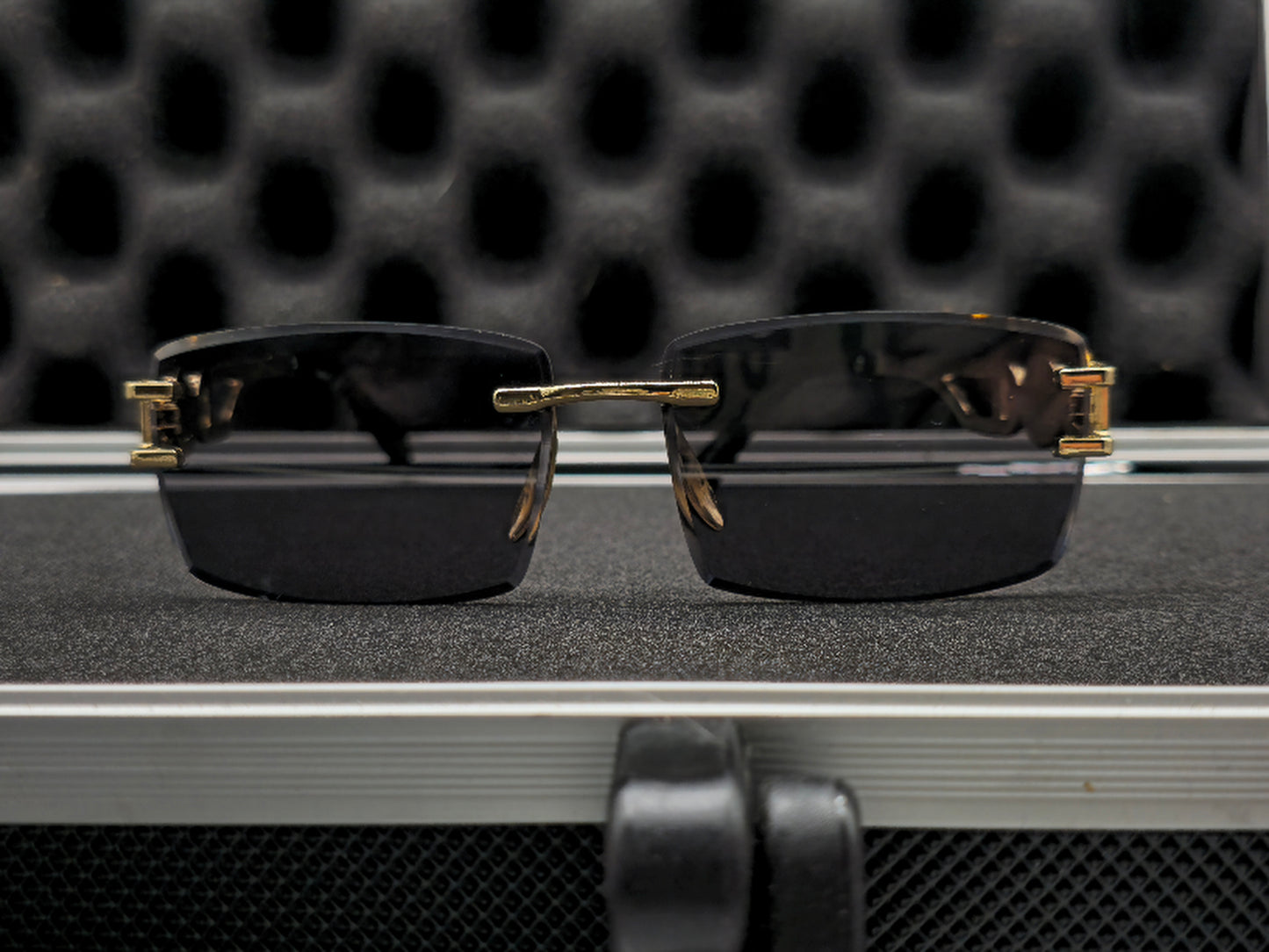 C4rtier negro y dorado