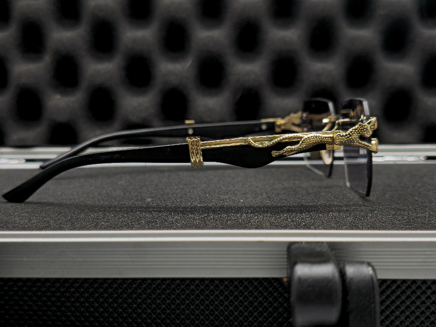 Lentes c4rtier negro y dorado