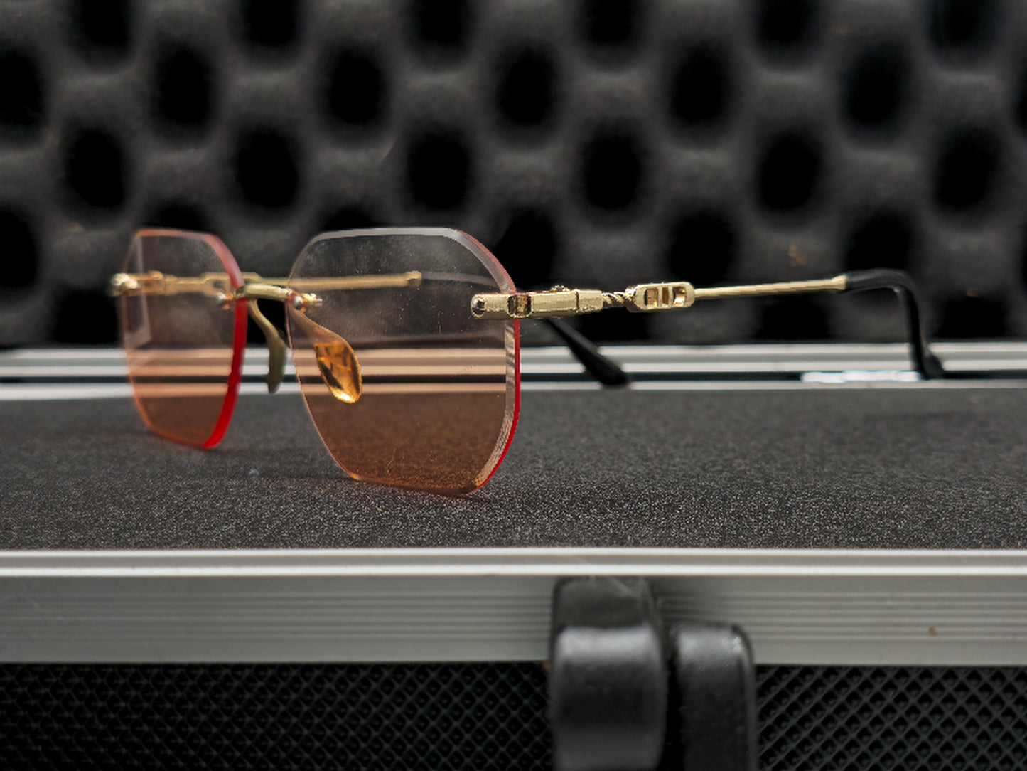 Lentes dorados y rojo