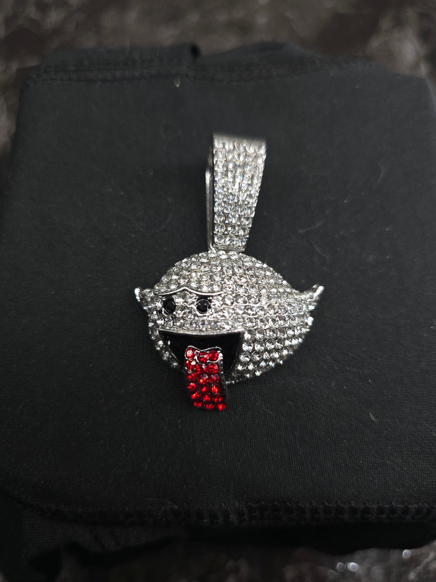 Dije ghost plateado y rojo