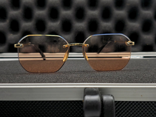 Lentes dorados y rojo