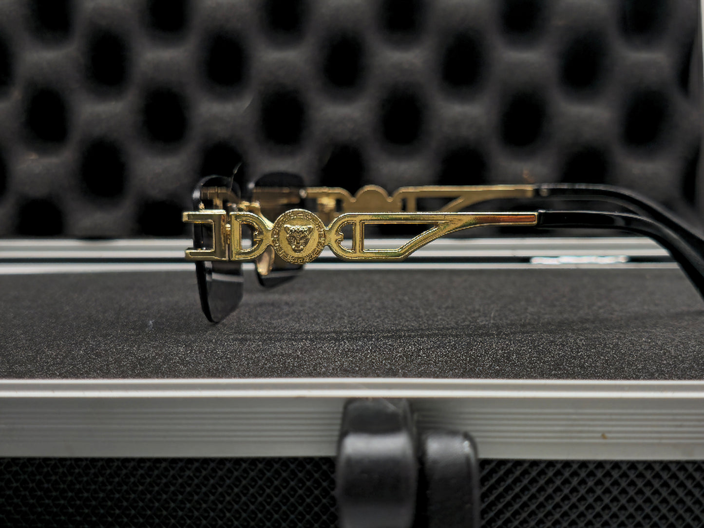 C4rtier negro y dorado