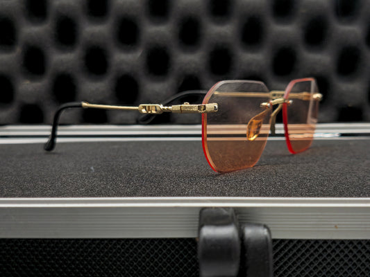 Lentes dorados y rojo