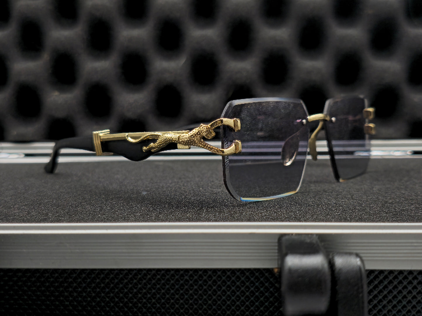 Lentes c4rtier negro y dorado